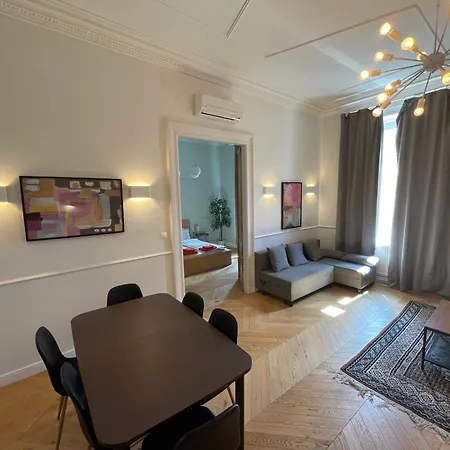 Center 3, Elegant And Cozy 2br In Center! *