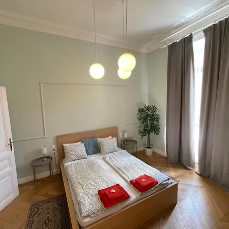 Center 3, Elegant And Cozy 2br In Center! Budapest